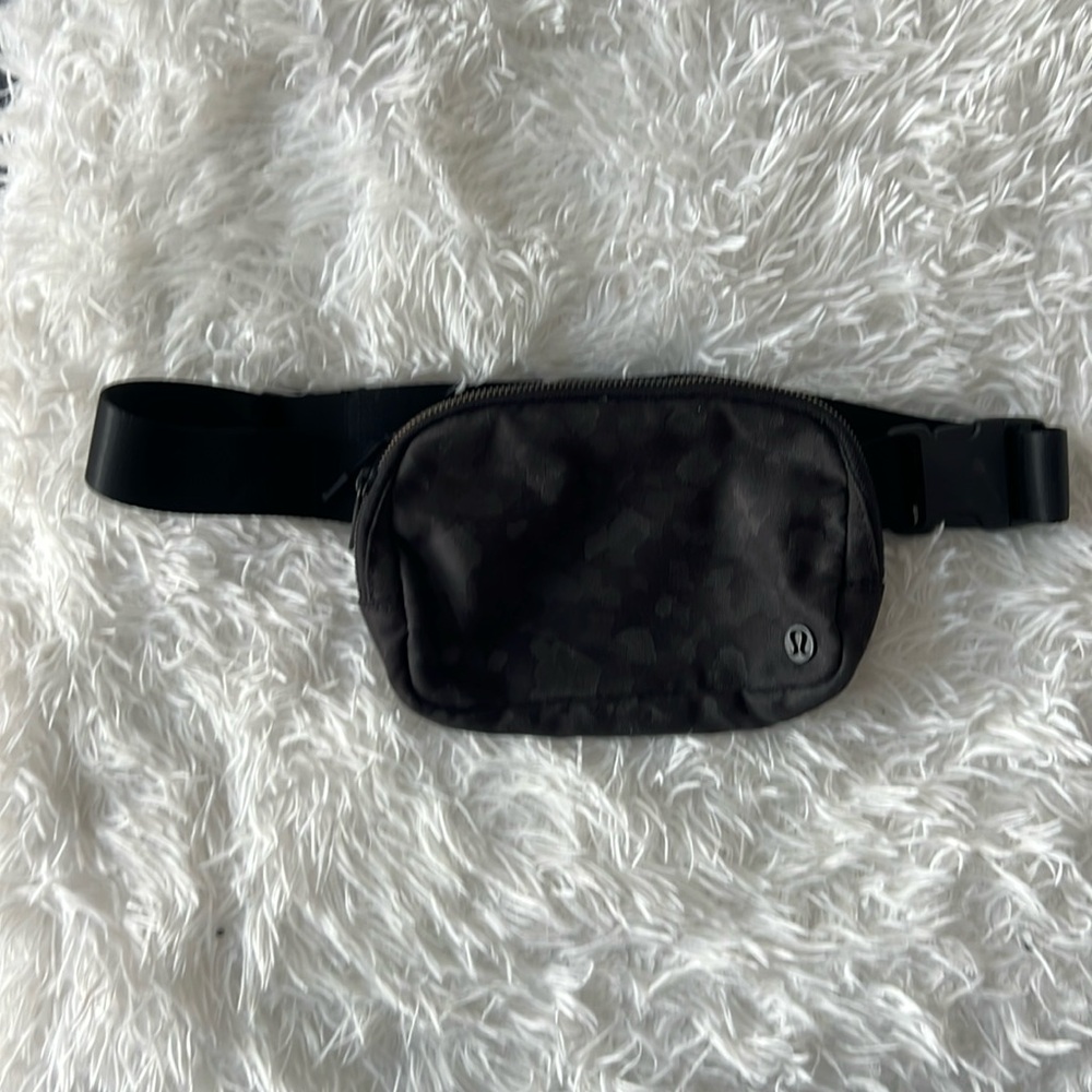 Camo Lululemon 1L belt bag